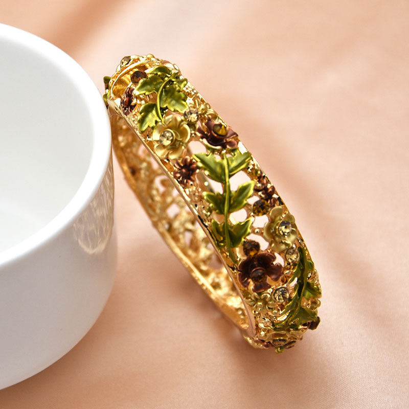 Pulsera hueca de diamante con incrustaciones de rosa de aleación al por mayor